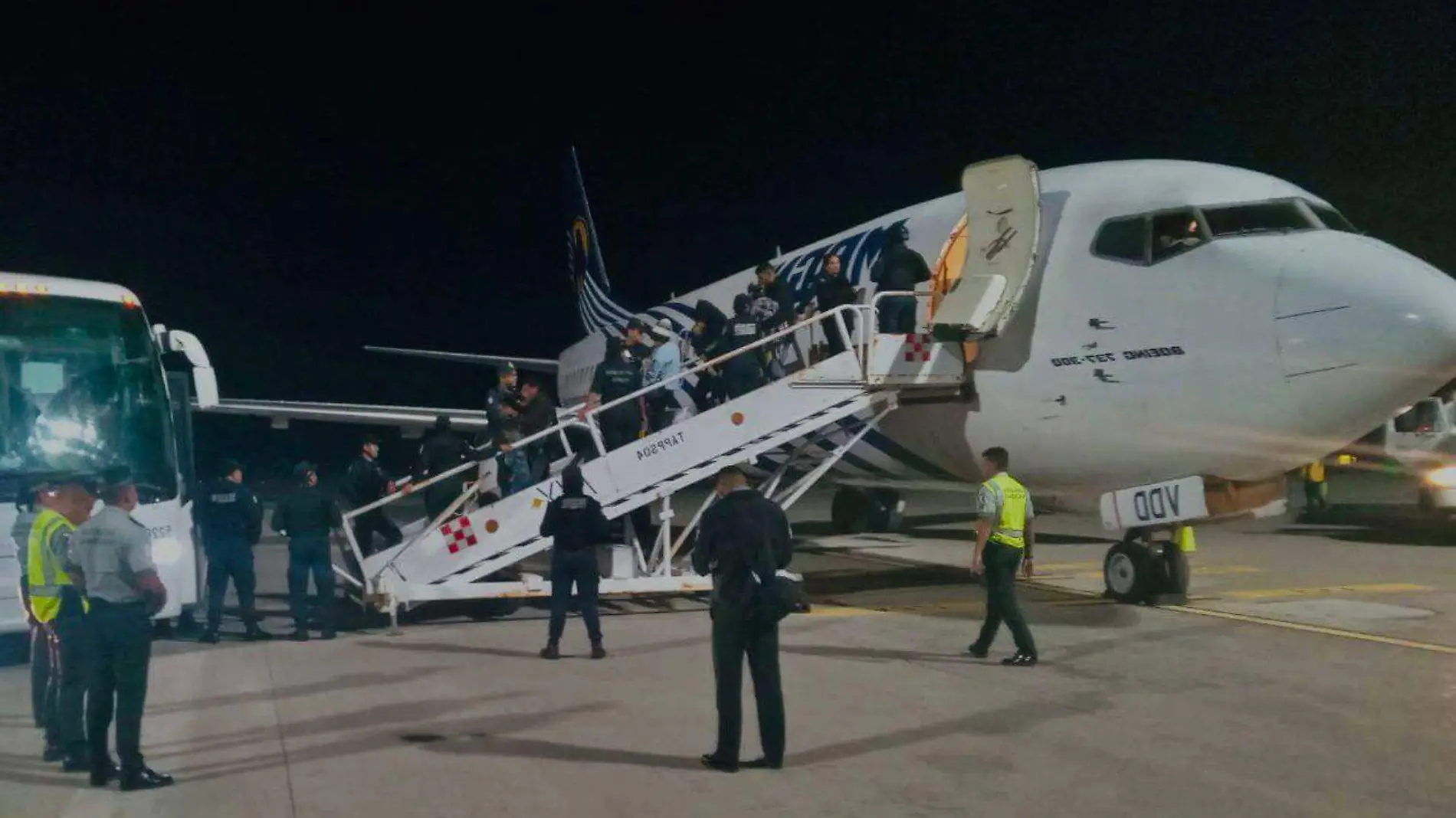 migrantes bajando del avión